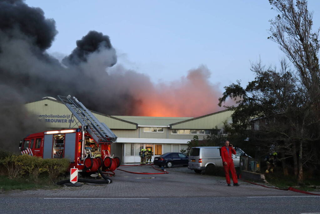 Enorme uitslaande brand bij bloembollenbedrijf