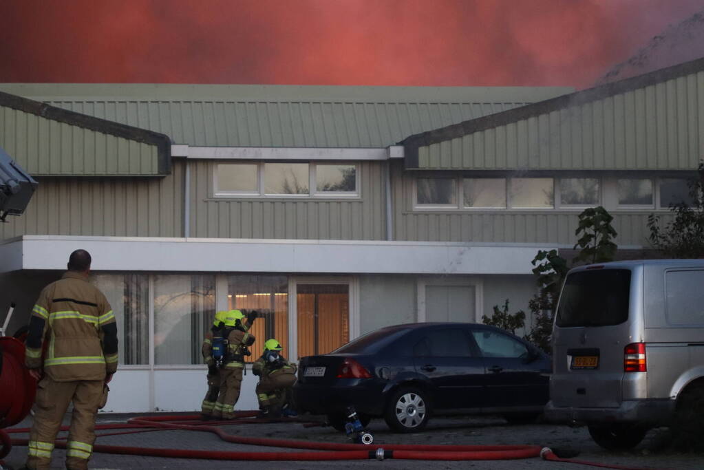 Enorme uitslaande brand bij bloembollenbedrijf