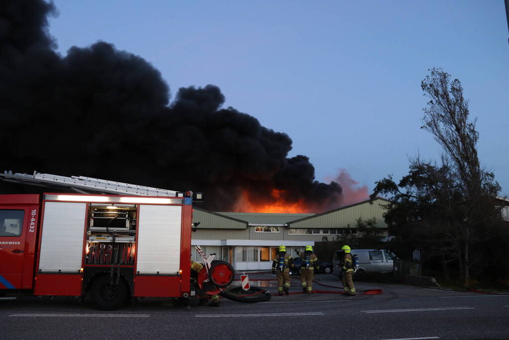 Enorme uitslaande brand bij bloembollenbedrijf