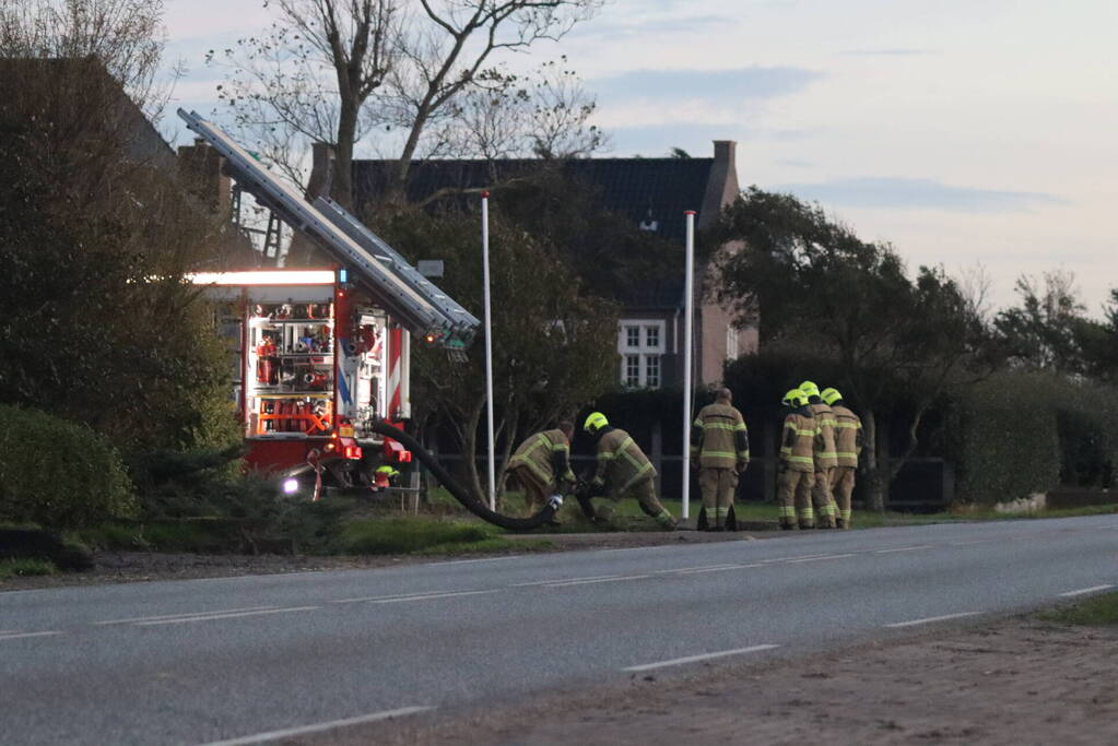 Enorme uitslaande brand bij bloembollenbedrijf