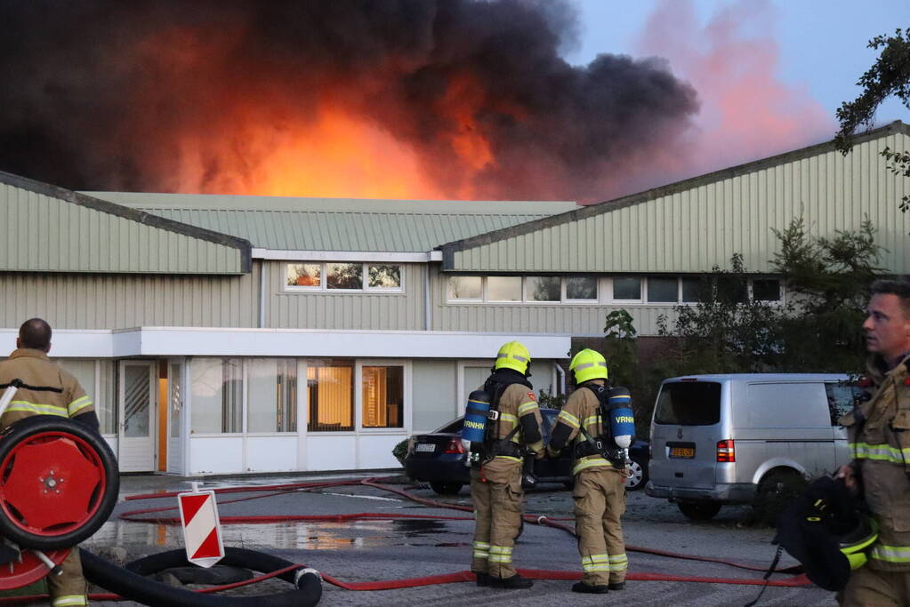 Enorme uitslaande brand bij bloembollenbedrijf