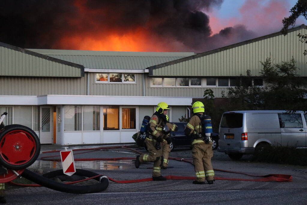 Enorme uitslaande brand bij bloembollenbedrijf