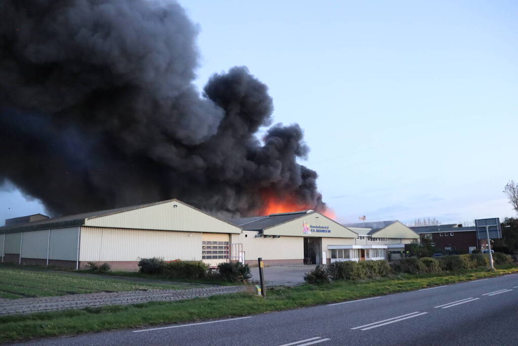 Enorme uitslaande brand bij bloembollenbedrijf