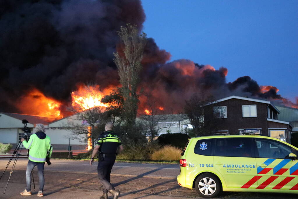 Enorme uitslaande brand bij bloembollenbedrijf