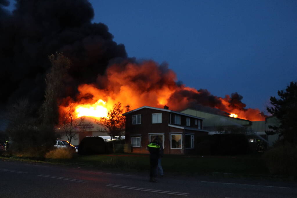 Enorme uitslaande brand bij bloembollenbedrijf