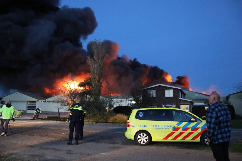 Enorme uitslaande brand bij bloembollenbedrijf
