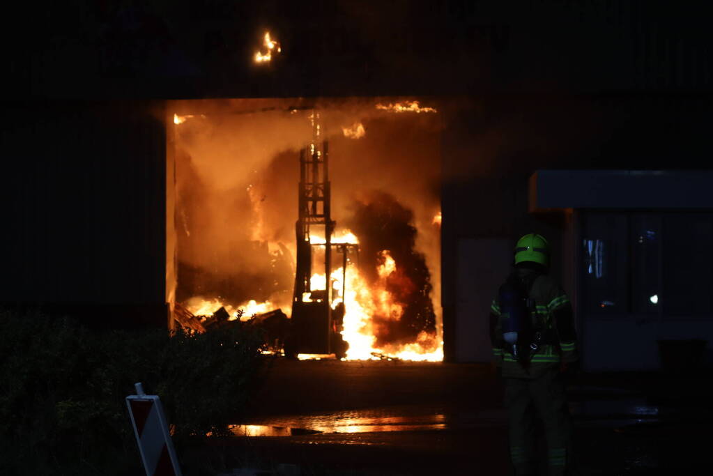 Enorme uitslaande brand bij bloembollenbedrijf