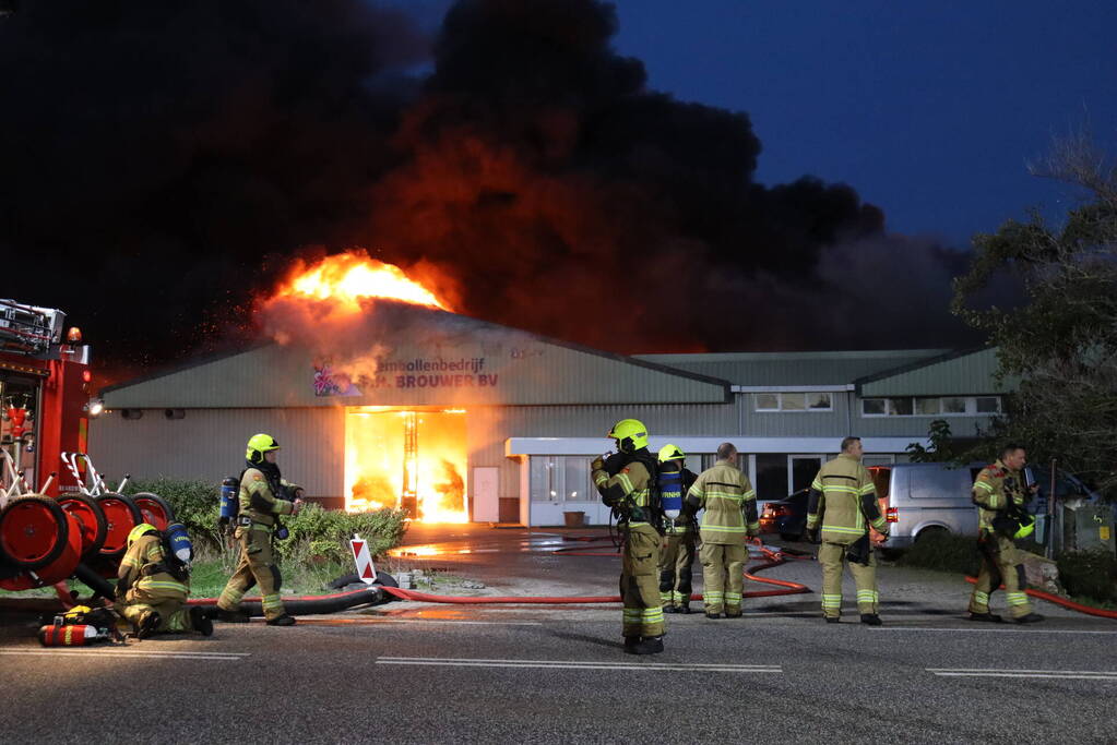 Enorme uitslaande brand bij bloembollenbedrijf