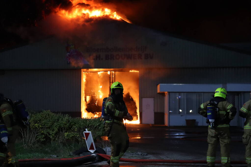 Enorme uitslaande brand bij bloembollenbedrijf