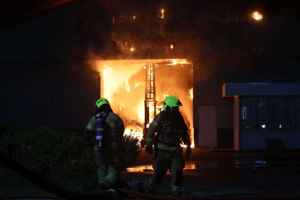 Enorme uitslaande brand bij bloembollenbedrijf