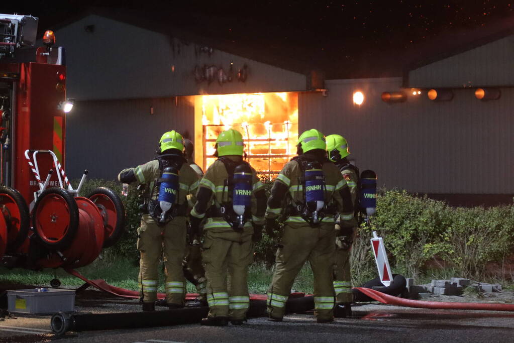 Enorme uitslaande brand bij bloembollenbedrijf