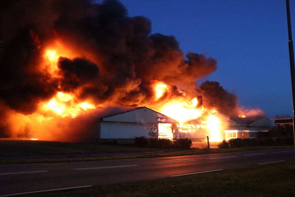 Enorme uitslaande brand bij bloembollenbedrijf