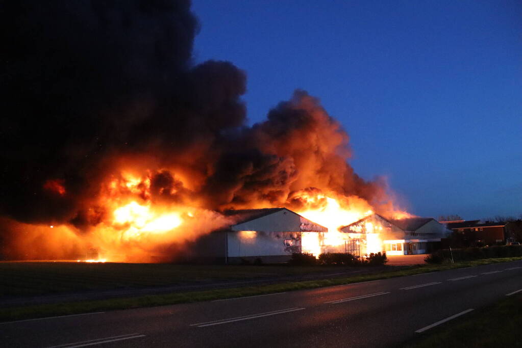 Enorme uitslaande brand bij bloembollenbedrijf