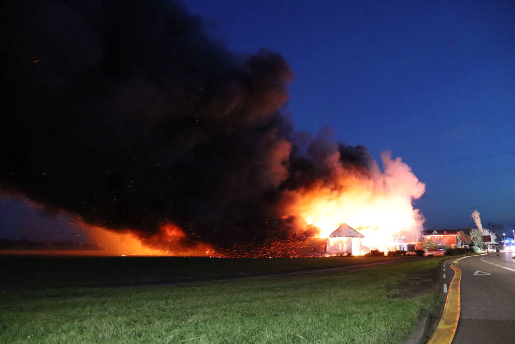 Enorme uitslaande brand bij bloembollenbedrijf