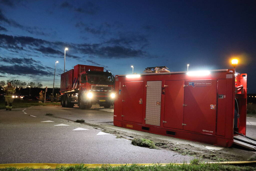 Enorme uitslaande brand bij bloembollenbedrijf