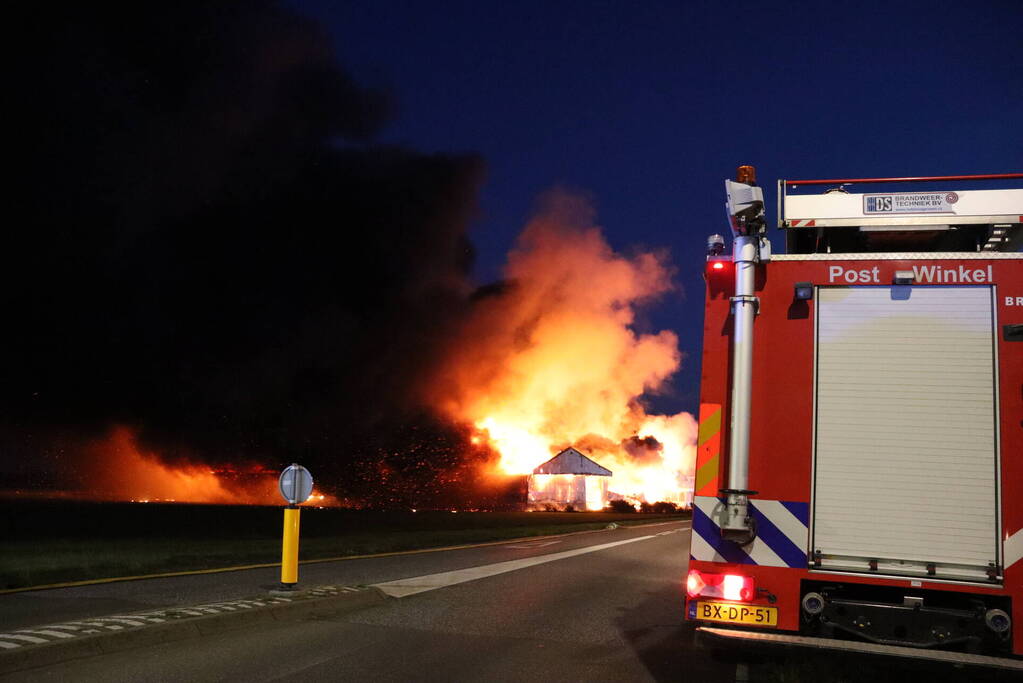 Enorme uitslaande brand bij bloembollenbedrijf