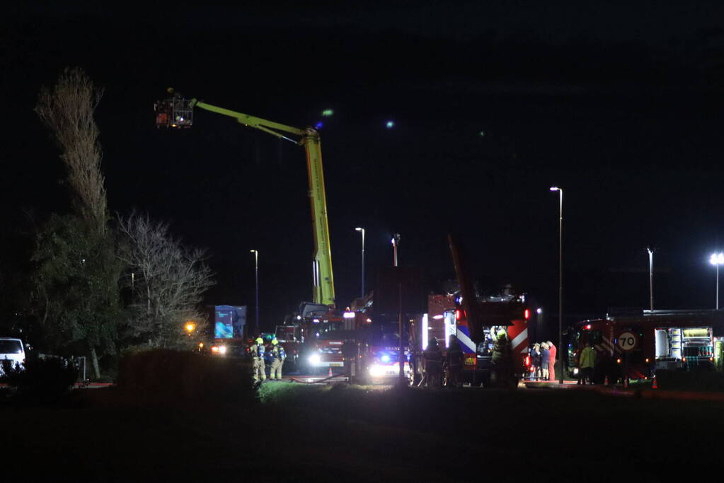 Enorme uitslaande brand bij bloembollenbedrijf