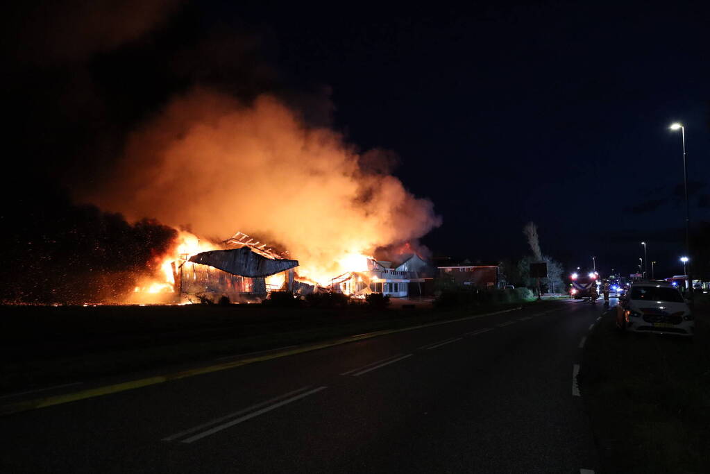 Enorme uitslaande brand bij bloembollenbedrijf