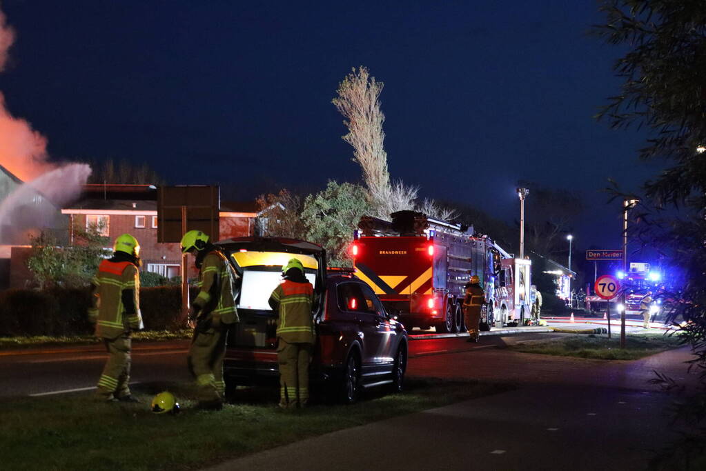 Enorme uitslaande brand bij bloembollenbedrijf