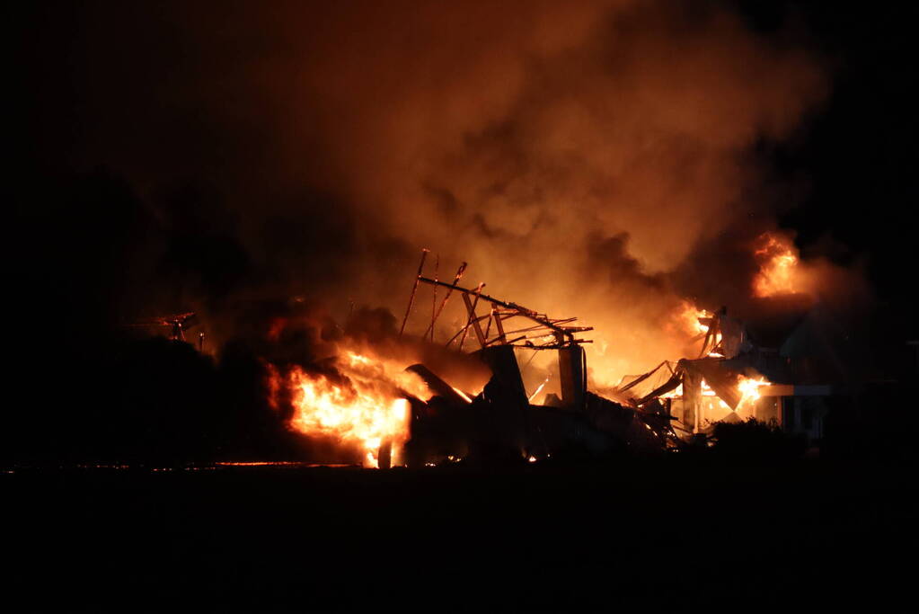 Enorme uitslaande brand bij bloembollenbedrijf
