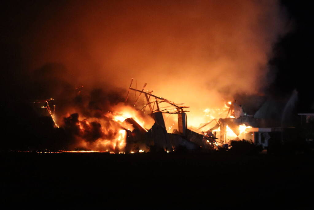 Enorme uitslaande brand bij bloembollenbedrijf