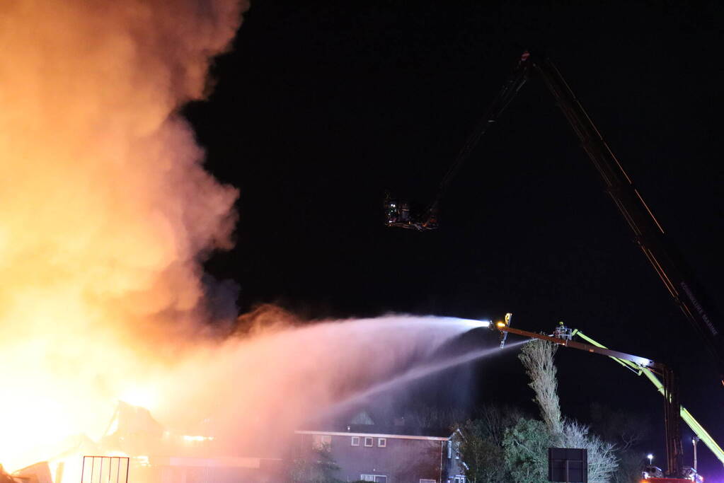Enorme uitslaande brand bij bloembollenbedrijf