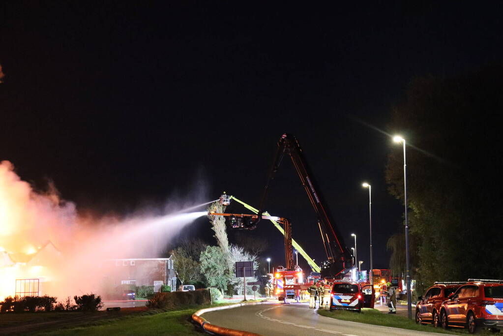 Enorme uitslaande brand bij bloembollenbedrijf