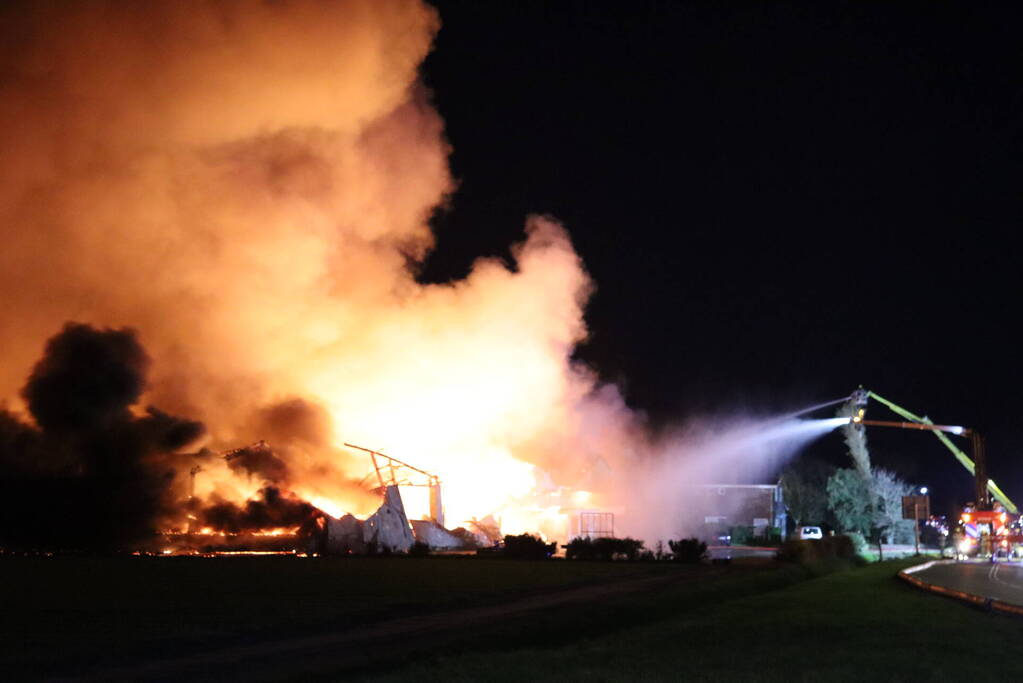 Enorme uitslaande brand bij bloembollenbedrijf