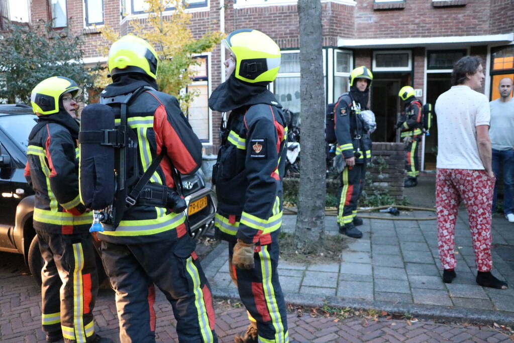 Brandeer doet onderzoek brandgeur