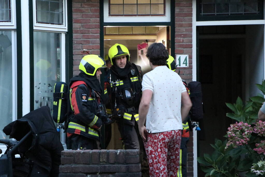Brandeer doet onderzoek brandgeur