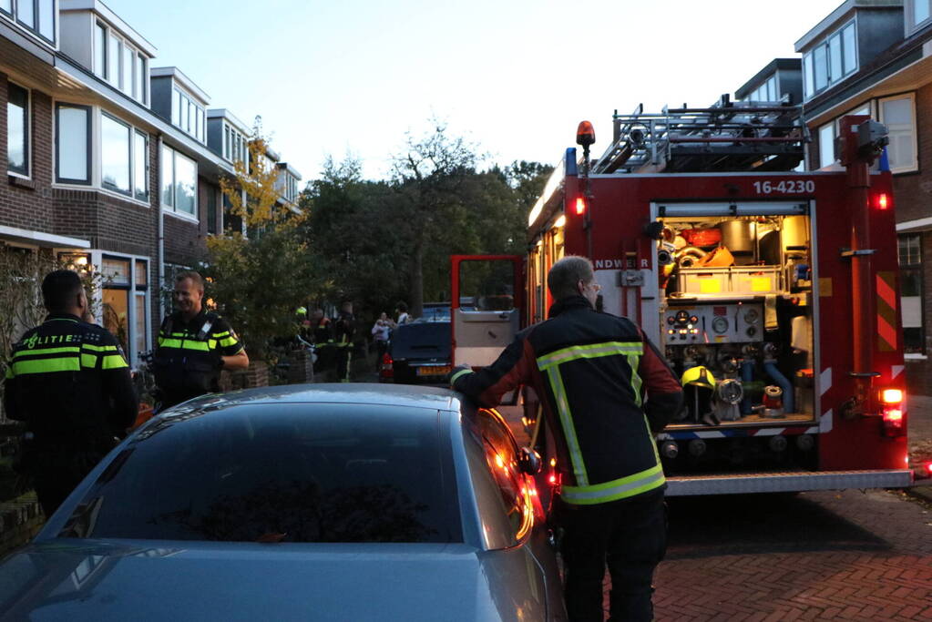 Brandeer doet onderzoek brandgeur