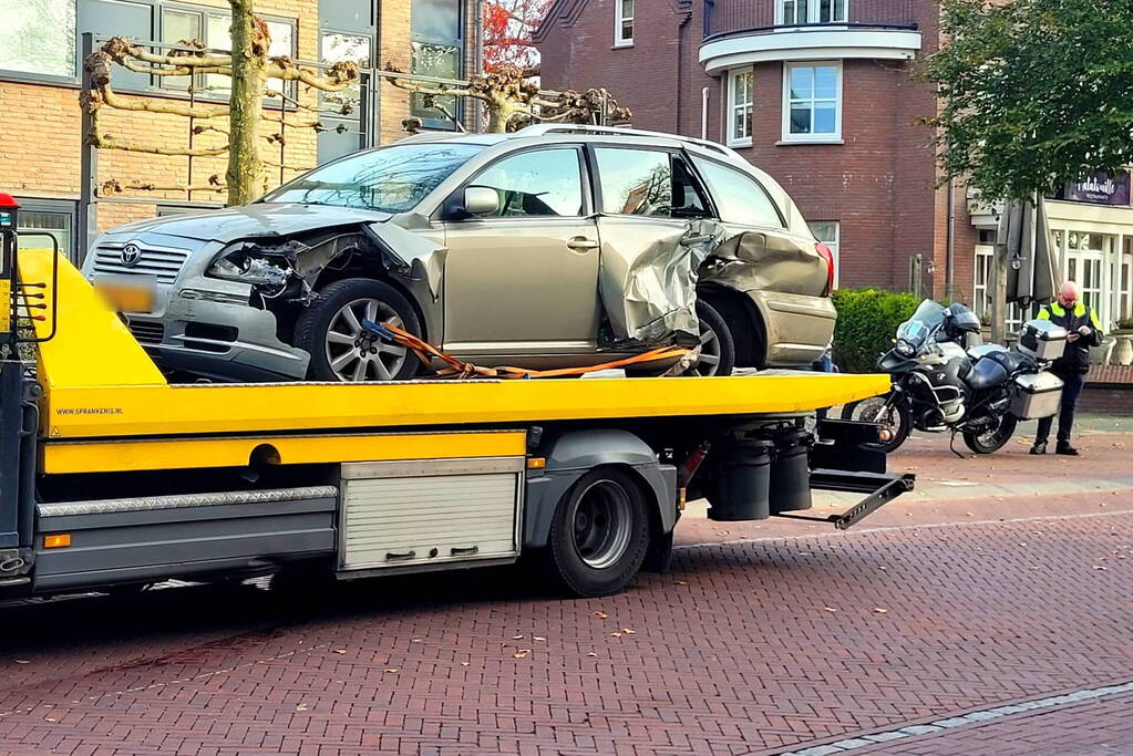 Flinke schade bij botsing tussen twee auto's