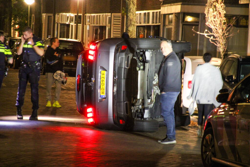 Personenauto op de kant na ongeval