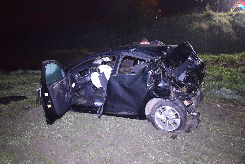 Auto belandt zwaar beschadigd in weiland bij eenzijdig ongeval