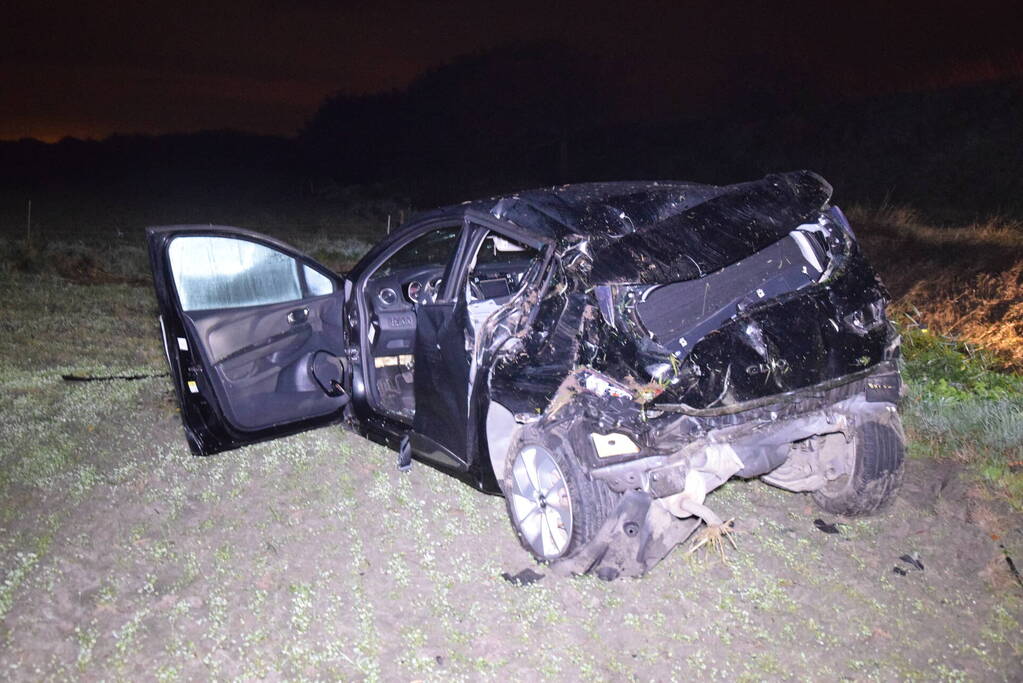 Auto belandt zwaar beschadigd in weiland bij eenzijdig ongeval