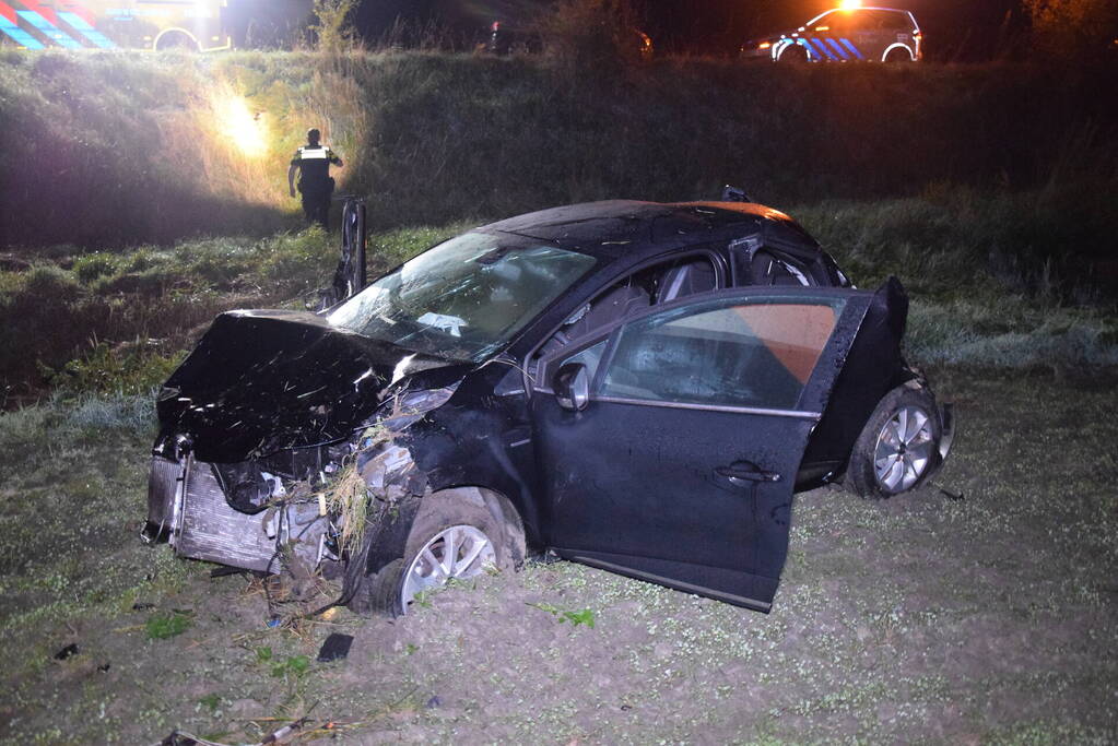 Auto belandt zwaar beschadigd in weiland bij eenzijdig ongeval