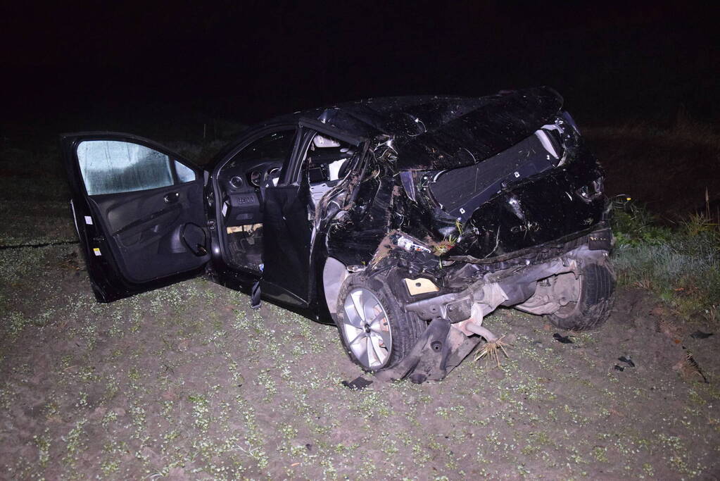 Auto belandt zwaar beschadigd in weiland bij eenzijdig ongeval