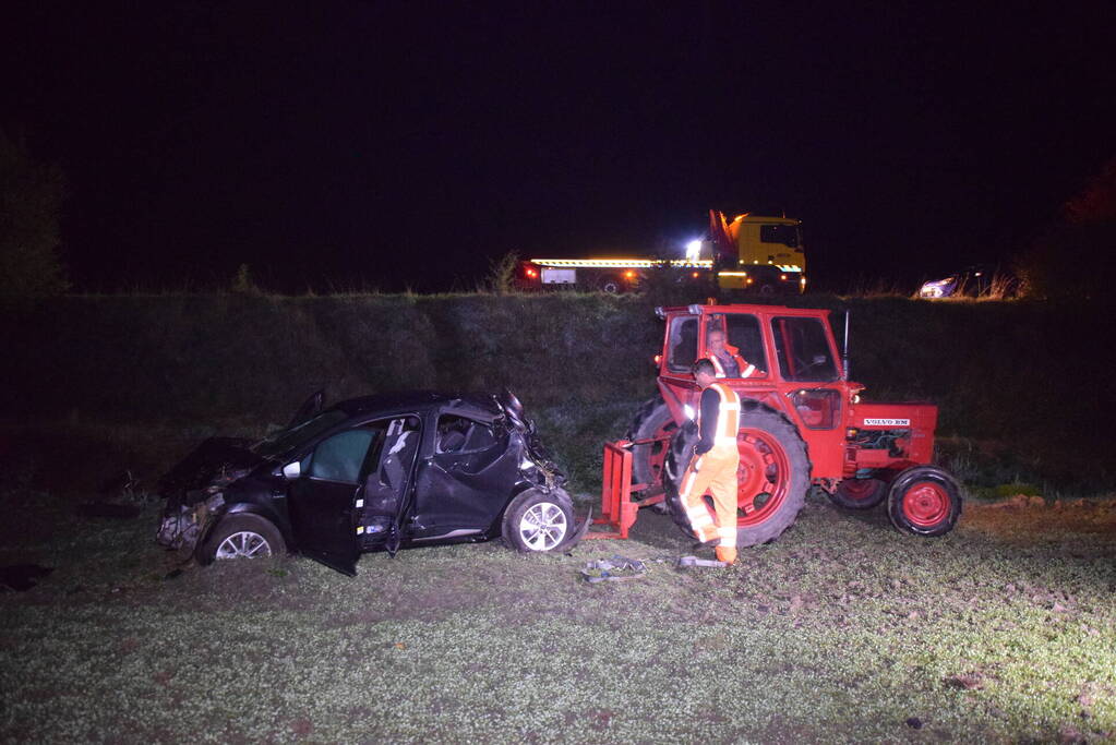 Auto belandt zwaar beschadigd in weiland bij eenzijdig ongeval