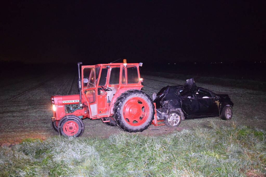 Auto belandt zwaar beschadigd in weiland bij eenzijdig ongeval