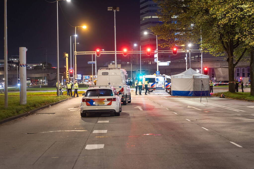 Dode en twee gewonden bij ernstig verkeersongeval