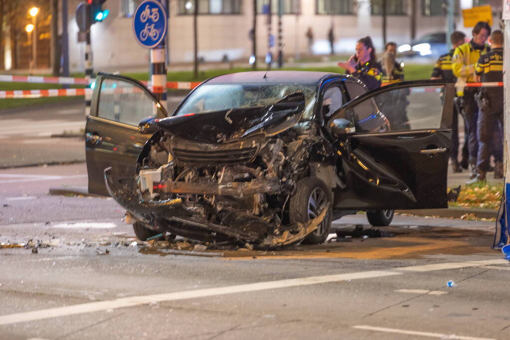 Dode en twee gewonden bij ernstig verkeersongeval