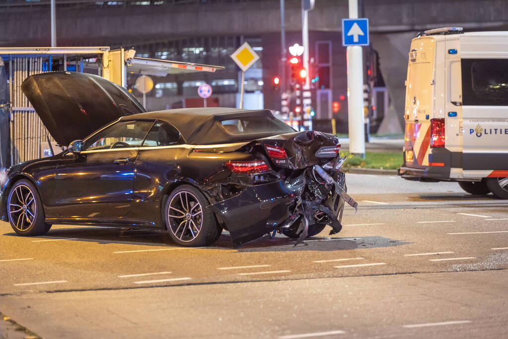 Dode en twee gewonden bij ernstig verkeersongeval