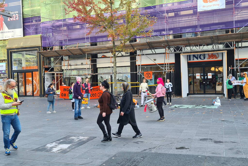 Demonstratie tegen CO2 bij bank