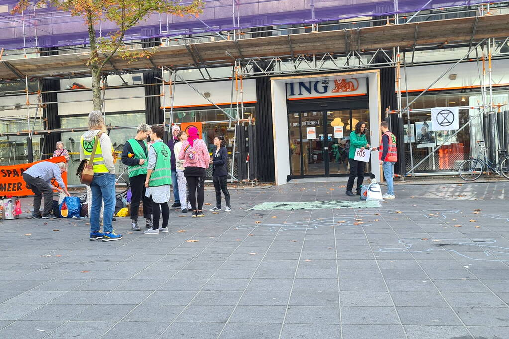 Demonstratie tegen CO2 bij bank