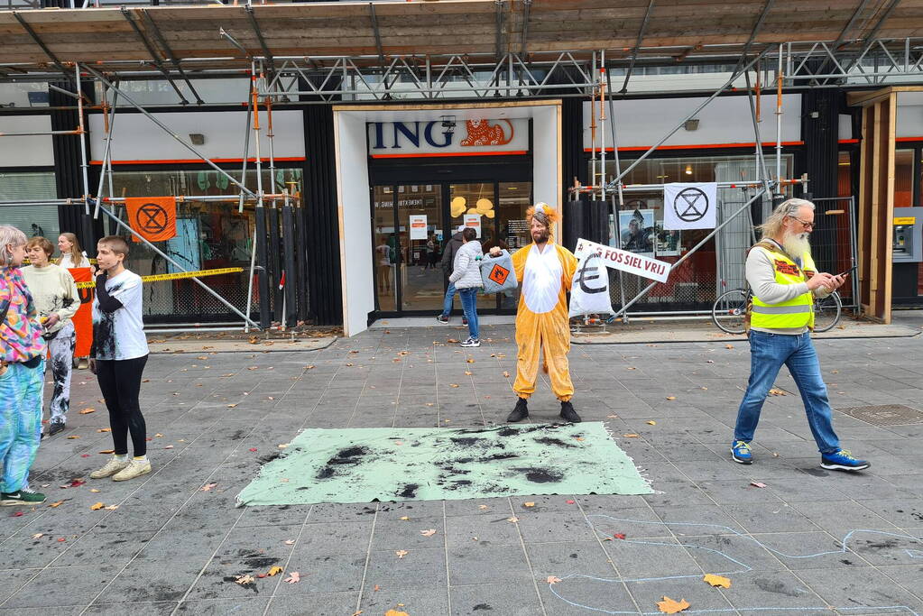 Demonstratie tegen CO2 bij bank