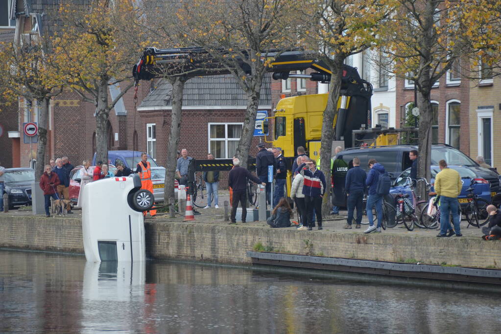 Bestelbus belandt in gracht