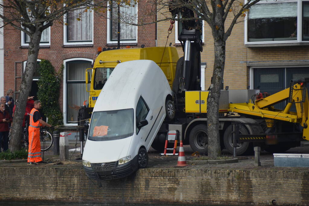 Bestelbus belandt in gracht