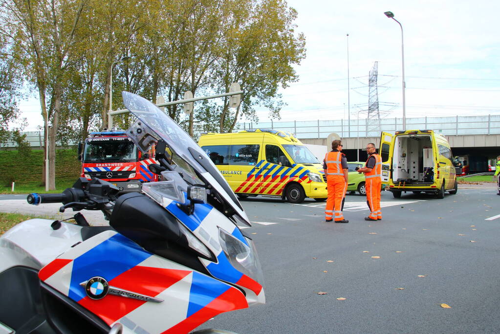 Persoon bekneld na ongeval op kruising
