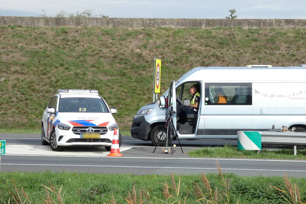 Bestelbus in botsing met politievoertuig