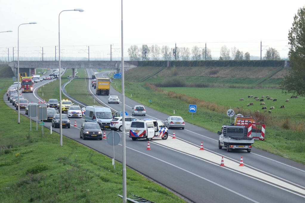 Bestelbus in botsing met politievoertuig